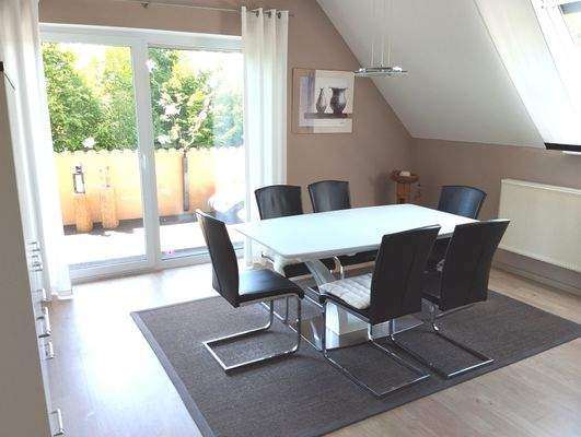 Essbereich im Obergeschoss mit Zugang zum Balkon.j