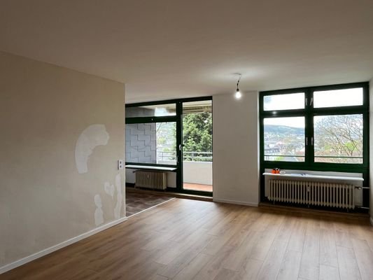 Wohnzimmer mit Balkon