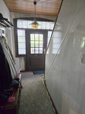 Flur mit Eingangstür