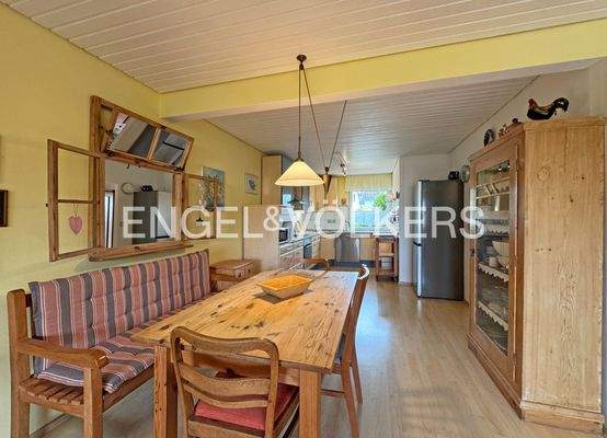 Essbereich mit Blick in die Küche