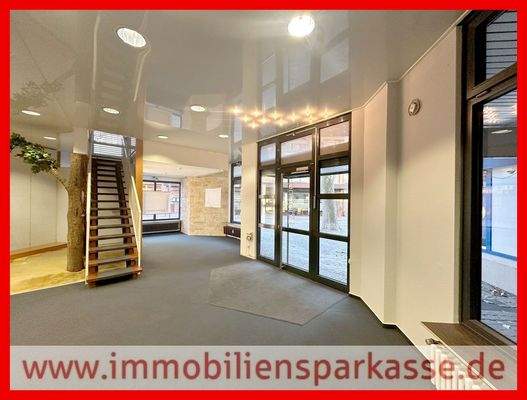 Ansicht auf den hellen Eingangsbereich