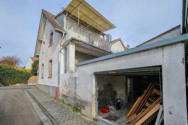 Außenansicht Garage und Haus