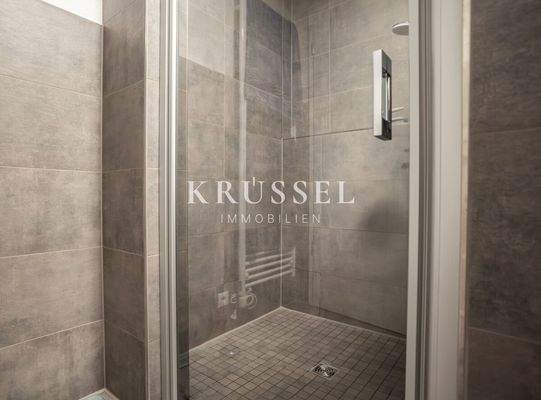 ... mit moderner, ebenerdiger Dusche