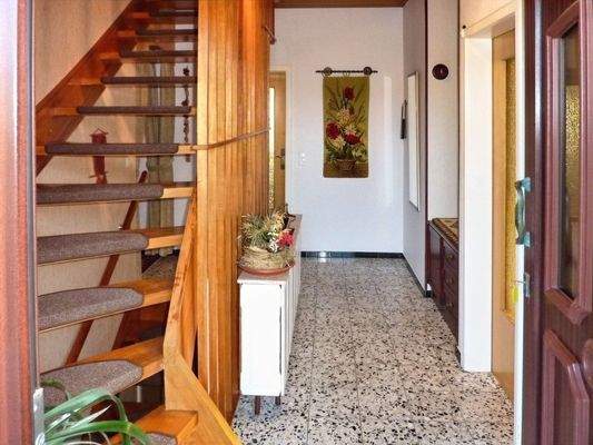 Eingangsflur im EG mit Treppen