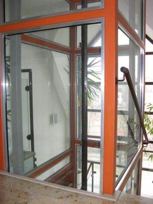3. Aufzug im Treppenhaus.JPG