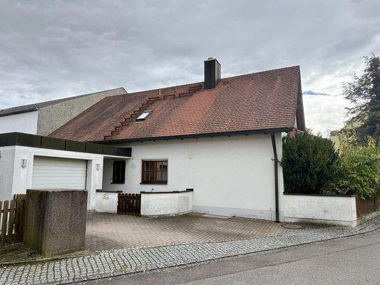 Straßenansicht und Garage