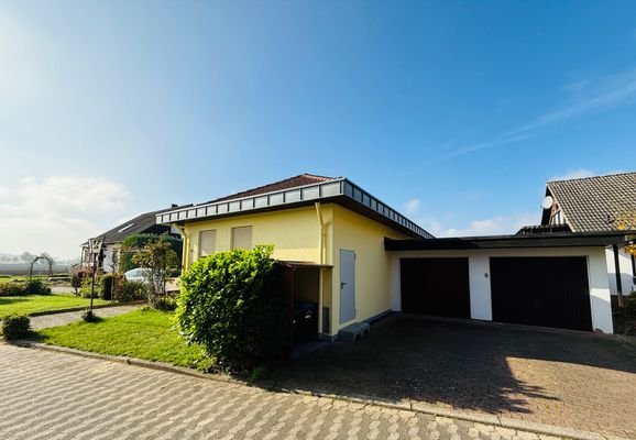 2 Hausansicht mit Garage