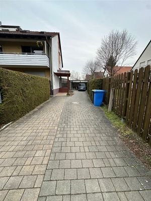 Zufahrt und Carport 