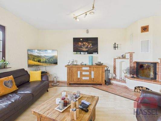 Wohnzimmer mit Kaminecke 