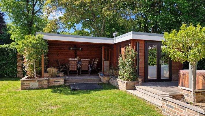 V1599 gut integriertes Nebengebäude