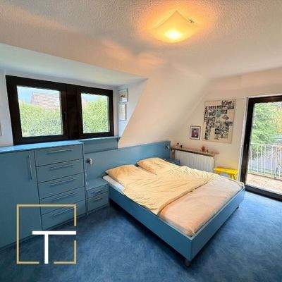 Helles Schlafzimmer mit Balkon