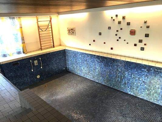Schwimmbad im UG.JPG