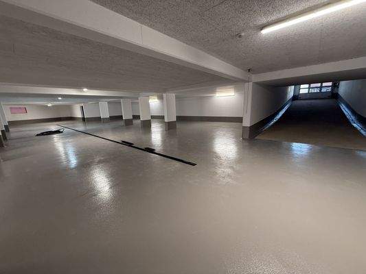 Tiefgarage mit angenehmer Abfahrt