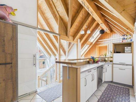 Offener Empfangsraum mit Küchentresen 