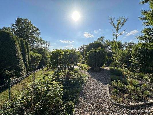 [KI-generiertes Foto] Eine von mehreren Grundstücksebenen samt unverbaubarem Blick