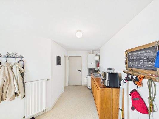 CAM03784G0-PR0100-STILL037