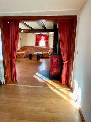 Innen_EG_WZ_Blick vom Büro ins Wohnzimmer.jpeg