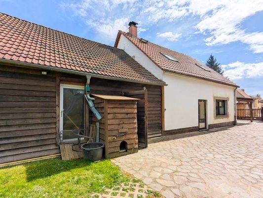 Links Werkstatt, rechts EFH