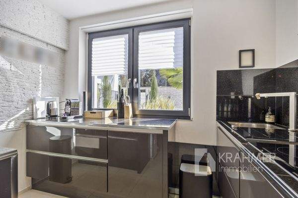 Küche mit Einbauküche