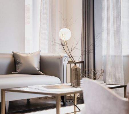 Helles Wohnzimmer mit Sofa, Beistelltisch und Stehlampe