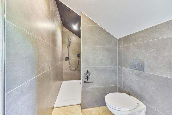 12 Weiteres Badezimmer OG.jpg