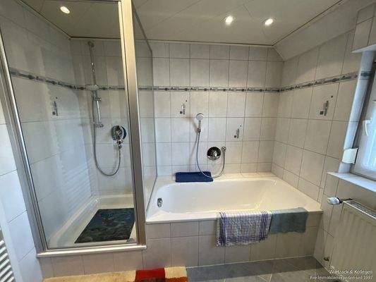 ...Dusche und Badewanne