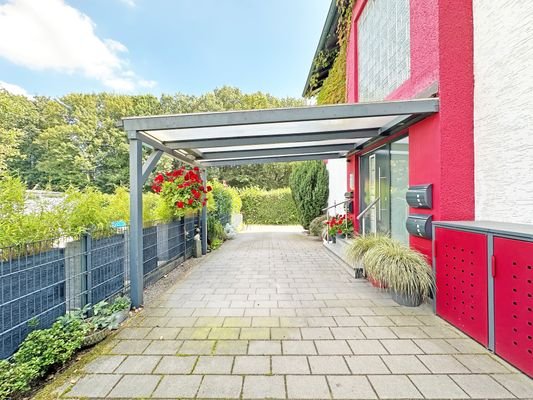 Carport und Hauseingang