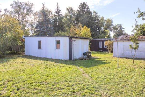 Rückseite Bungalow II mit Hauswasserwerk und Doppelgarage