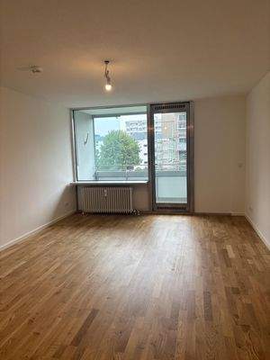 Helles Wohnraum mit Balkon