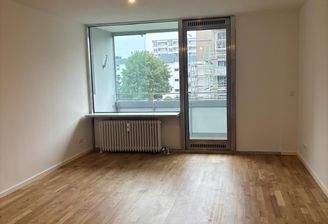 Helles Wohnraum mit Balkon