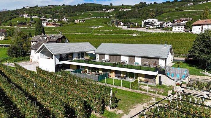 Neustift-Neubau-Wohnung-Luxus-Konventioniert-Berge-Wandern-Landschaft-Natur-Weinreben-Äpfel-Kloster Neustift