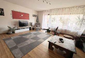 Wohnzimmer mit Balkon