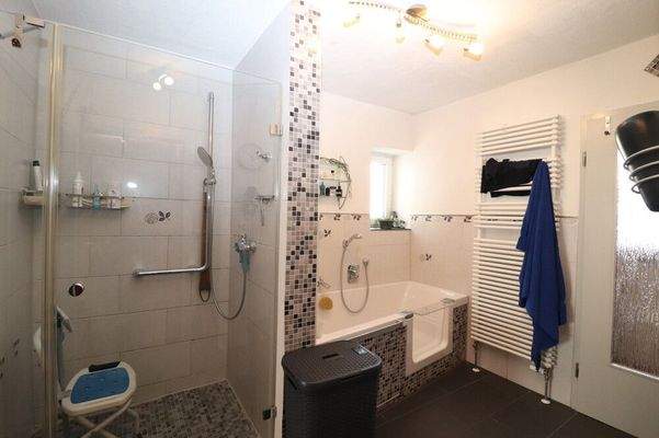 Vollbad EG im Anschluss an Elternschlafzimmer und sep. Zugang, renoviert 2012, barrierefrei