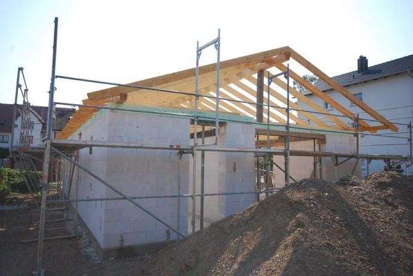 Westsicht in Bau befindlicher Bungalow in Michelau