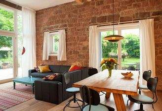 Wohnzimmer mit Panoramafenster und 4 Meter hohen Steinwänden.jpg