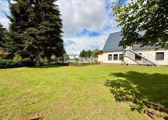 gepflegte Außenanlagen