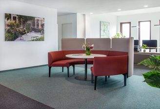 Moderne Begegnungszone: Flexibler Besprechungsbereich mit intelligenter Raumtrennung und akustisch optimierten Sichtschutz-Elementen