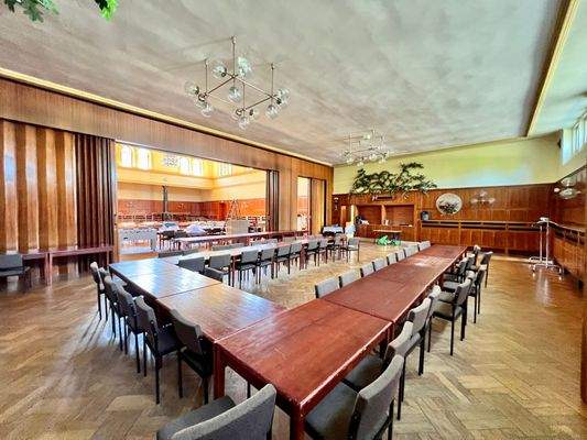 kleiner Saal mit Ausgabe 