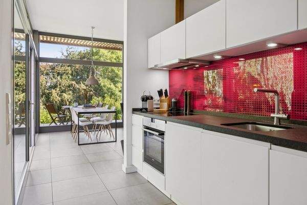 Küche mit Blick in den Wohnbereich