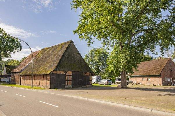 Scheune von 1770 und Wohn-/Gewerbegebäude