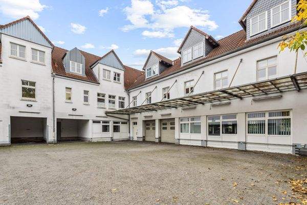 Frontansicht - mit Parkplätzen