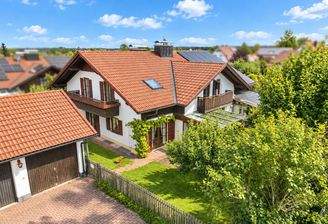 Gepflegtes Anwesen mit Garage und Garten