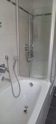 Bad mit Wanne und Dusche