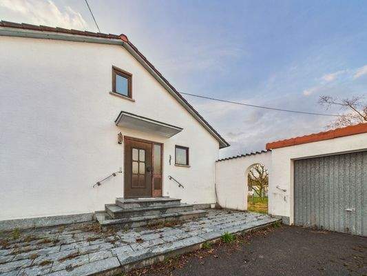 Eingangstür und Garage