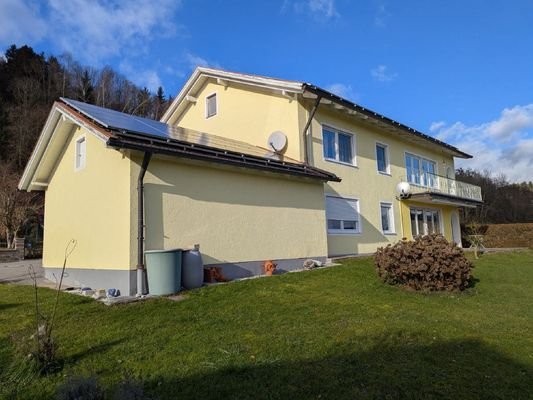 Süd-Ost-Ansicht mit Garage