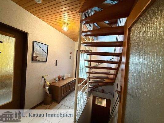 Flur mit Treppenaufgang ins Obergeschoss
