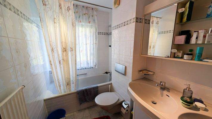 Badezimmer mit Tageslicht