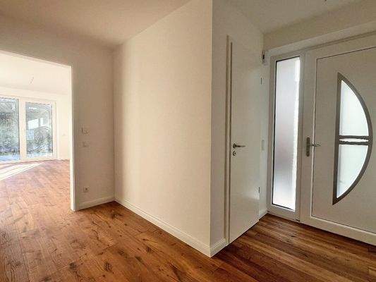 Flurbereich im EG mit einer separaten Abstellkammer