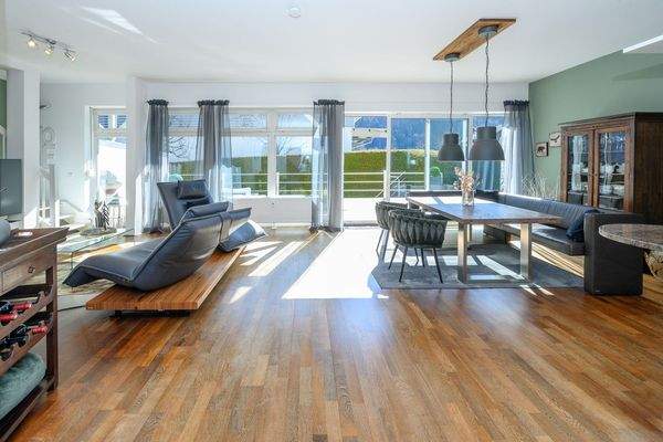 Bodentiefe Fenster lassen viel Licht ins Innere