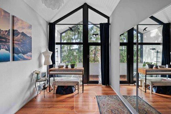 Giebelhohe Fenster mit Ausgang zur Loggia